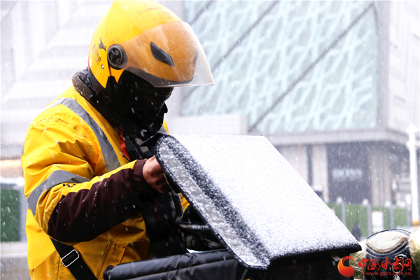 2020年第一場雪巧遇“小寒” 蘭州人請收下?。ńM圖）