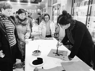 蘭州甘家巷社區(qū)“鼠年納?！彼痛郝?lián)（圖）