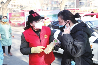 用點(diǎn)滴善舉筑就強(qiáng)大正能量 蘭州市各級(jí)道德模范、蘭州好人齊心援助抗擊疫情一線