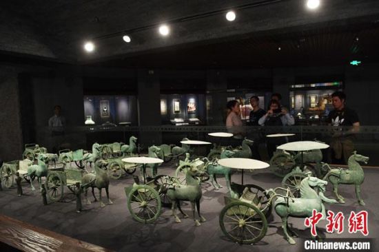 圖為甘肅省博物館展陳的東漢銅奔馬車陣。(資料圖) 楊艷敏 攝