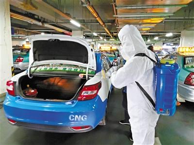 免費(fèi)接送一線抗“疫”人員 蘭州奔馬雷鋒車隊，你們真棒！