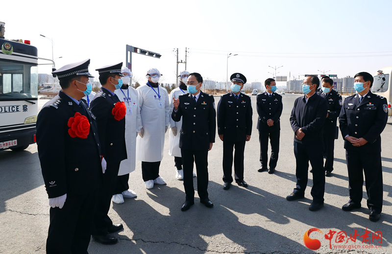 余建赴蘭州新區(qū)防疫一線看望慰問執(zhí)勤民警并送獎到崗（圖）
