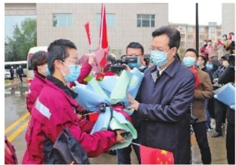 慶陽(yáng)市第二、三批支援湖北醫(yī)療隊(duì)12名隊(duì)員凱旋