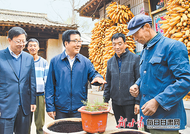 林鐸在天水市調(diào)研脫貧攻堅工作時強(qiáng)調(diào) 完善掛牌督戰(zhàn)機(jī)制 見底見效整改問題 確保如期高質(zhì)量打贏脫貧攻堅收官戰(zhàn)
