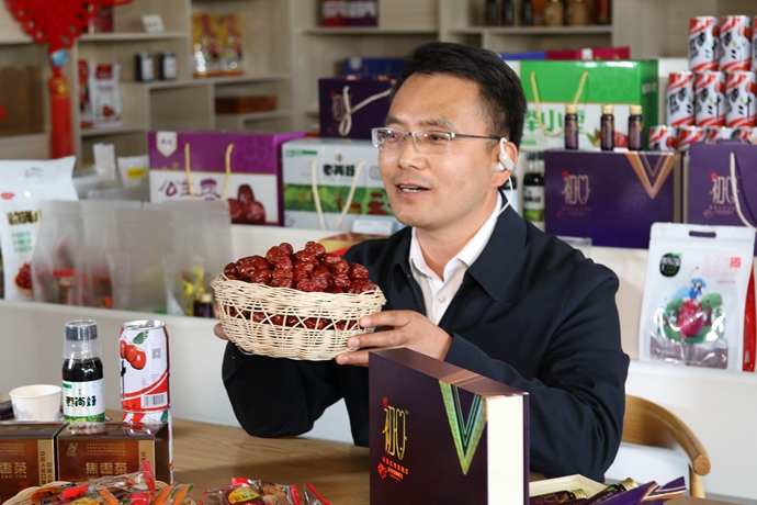 “縣長(zhǎng)直播天團(tuán)”唱響“甘貨春之聲”，售出近30種甘貨1萬(wàn)余件 開(kāi)進(jìn)直播間的網(wǎng)絡(luò)扶貧博覽會(huì)，受百萬(wàn)網(wǎng)友點(diǎn)贊 