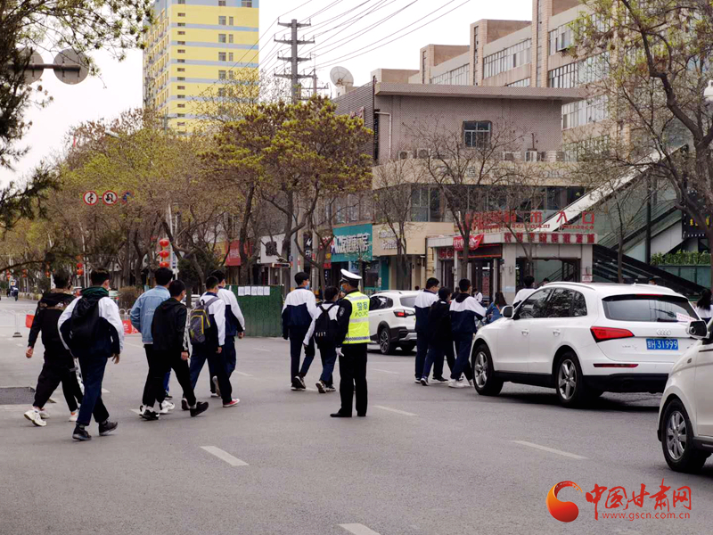 保駕護(hù)航！涼州公安交警“護(hù)學(xué)崗” 撐起“平安傘”