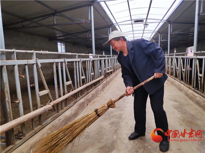 【甘肅省決戰(zhàn)決勝脫貧攻堅(jiān)】脫貧戶李明堂：脫貧也光榮 幸?？侩p手