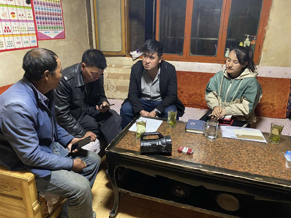 圖為木耳鎮(zhèn)紀(jì)檢干事盧建民（左三）連夜在多壩村多壩組奚連德家中了解受災(zāi)情況，排查安全隱患，并宣傳發(fā)生次生災(zāi)害的相關(guān)知識(shí)。_副本.jpg