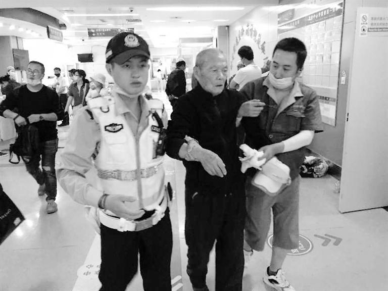 蘭州街頭最美的一次逆行！耄耋老人摔倒街頭 交警的哥合力救助3分鐘