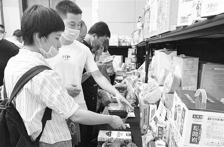 甘肅首次發(fā)布200個(gè)“甘味”農(nóng)產(chǎn)品品牌 現(xiàn)場(chǎng)簽訂購(gòu)銷(xiāo)訂單9項(xiàng)