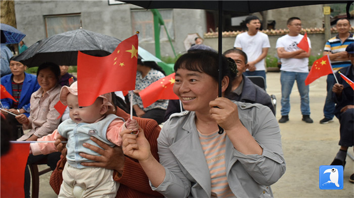隴南市紀委監(jiān)委黨員干部與宕昌縣官亭鎮(zhèn)杜家村群眾一起慶祝黨的生日。_副本.jpg