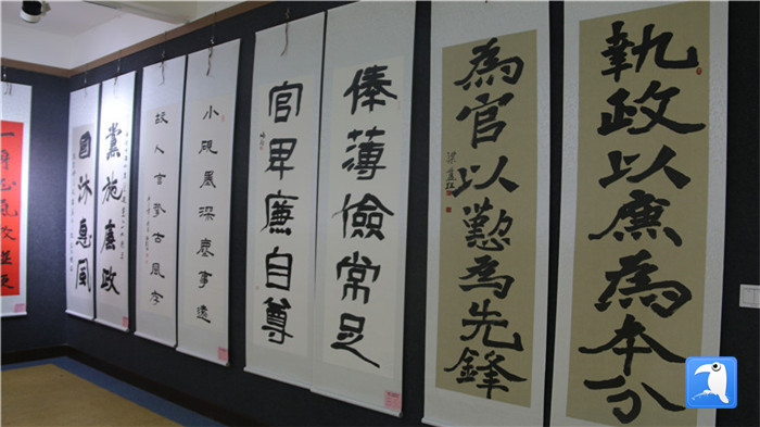 7月1日上午，定西市通渭縣紀委監(jiān)委舉辦“襄郡清風(fēng)·喜迎建黨99周年”廉政文化書畫展，共同為黨的生日獻禮。_副本.jpg