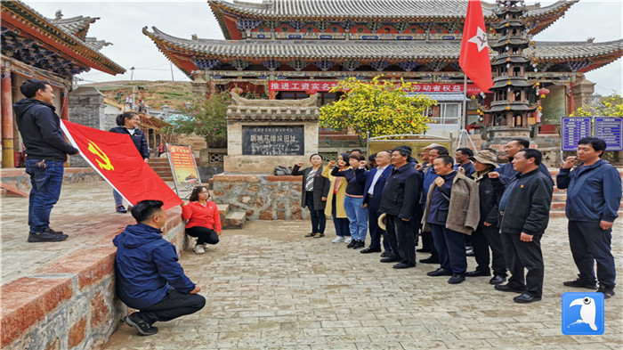 “七一”前夕，甘南州紀委監(jiān)委機關(guān)第二黨支部組織支部黨員和幫扶村黨員赴臨潭縣新城鎮(zhèn)蘇維埃舊址紅色教育基地參觀學(xué)習(xí)活動。_副本.jpg