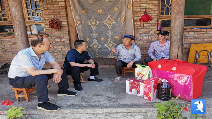 在建黨99周年來臨之際，隴南市禮縣紀委監(jiān)委在中壩鎮(zhèn)、三峪鄉(xiāng)開展“七一”慰問老黨員、困難黨員活動，為他們送去組織的關(guān)懷和節(jié)日的問候。_副本.jpg