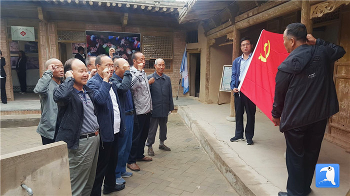 7月1日，臨夏州紀委監(jiān)委機關(guān)黨總支組織退休黨支部部分黨員前往東鄉(xiāng)縣布楞溝村史館，開展主題黨日活動。_副本.jpg