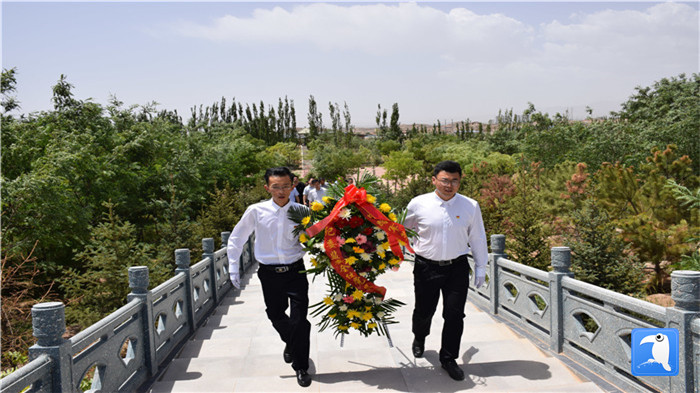 七一”前夕，白銀市紀委監(jiān)委機關(guān)黨委組織黨員來到紅軍西路軍景泰烈士陵園開展主題黨日活動。 朱鵬拍攝_副本.jpg