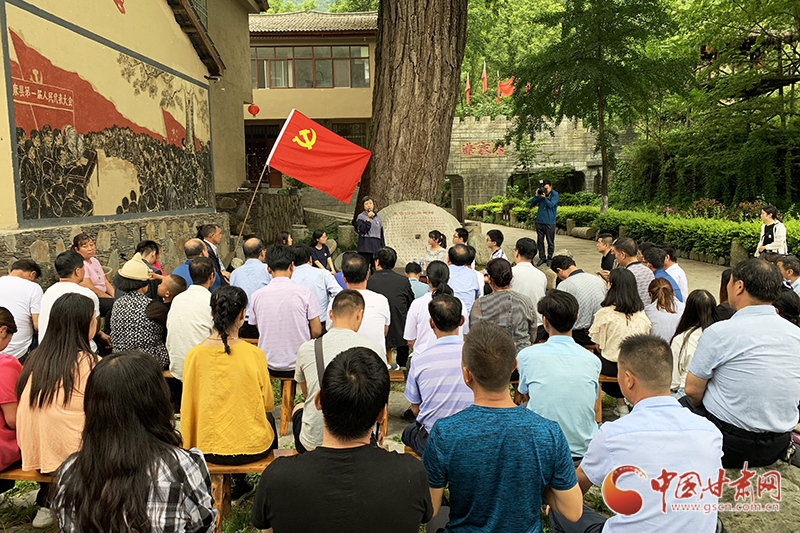 【追尋紅色足跡 弘揚(yáng)延安精神】康縣朱家溝：麻柳樹下憶黨史 走好新時(shí)代的長征路（圖）