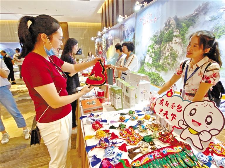 “環(huán)西部火車(chē)游”專(zhuān)列駛?cè)朊利惿匠侵貞c