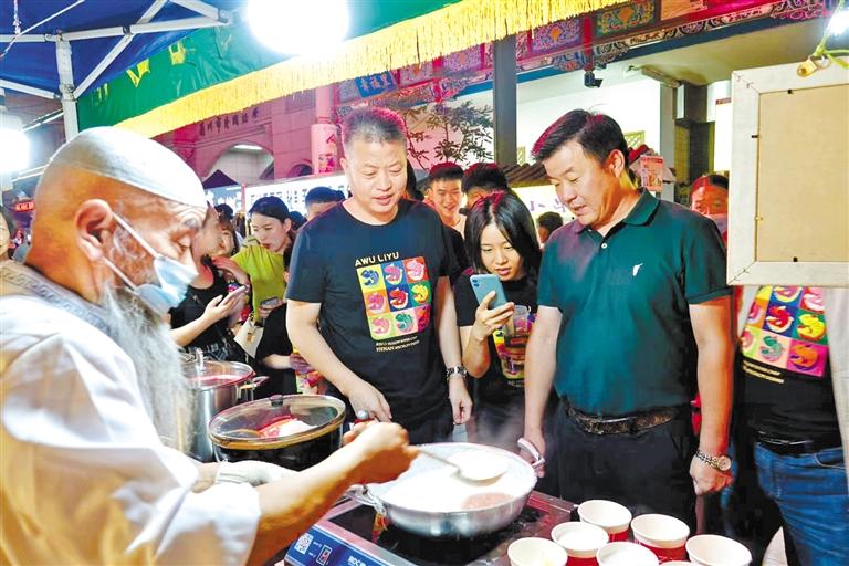 鄭州餐飲同行“打卡”金城夜市：“月光下的蘭州美食，唇齒留香”