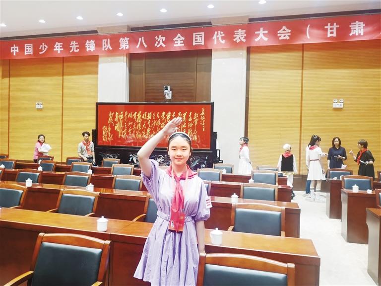 代表蘭州少先隊(duì)員參加全國少代會——這個(gè)小姑娘，攢勁！