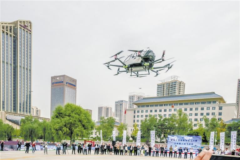 超酷、超刺激！智能駕駛飛行器在蘭載人試飛