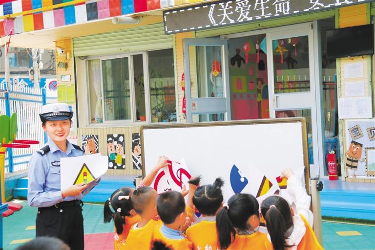 蘭州交警走進(jìn)幼兒園帶著萌娃學(xué)安全
