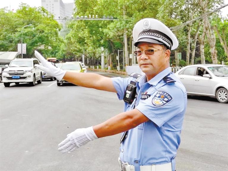 蘭州城關(guān)區(qū)交警大隊(duì)一線(xiàn)老交警馬驍：俯首甘為“老黃?！?>
        </a><em>蘭州城關(guān)區(qū)交警大隊(duì)一線(xiàn)老交警馬驍：俯首甘為“老黃?！?/em></li>
    <li><a  target=