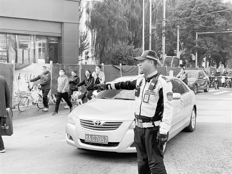 近期蘭州市區(qū)多處路段占道施工，高峰期市民請盡量繞行