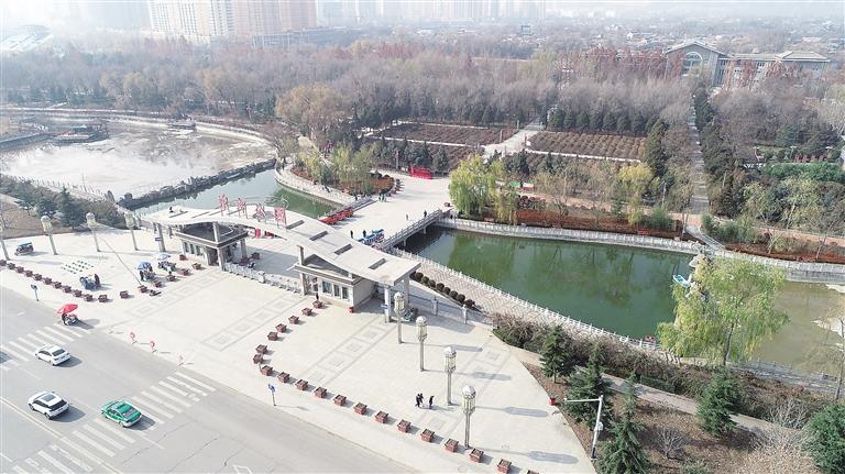 　初冬時(shí)節(jié)，臨夏市東郊公園里,楓樹(shù)、松柏、云杉等樹(shù)木色彩斑斕