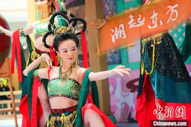 圖為今年9月5日，在重慶亮相的敦煌博物館“潮起東方”主題活動現(xiàn)場。敦煌博物館供圖