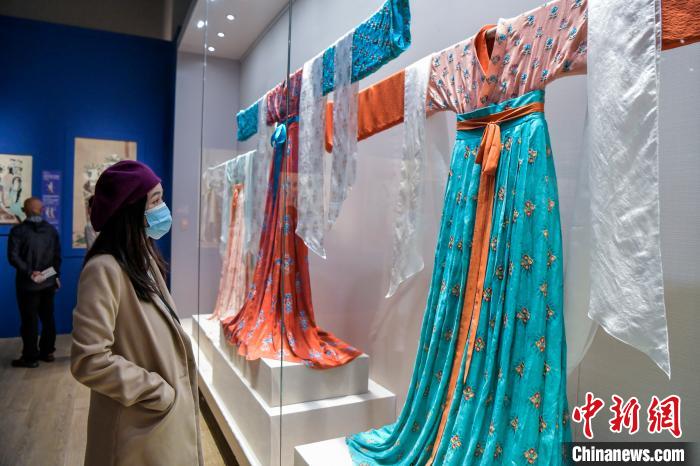 觀眾在參觀唐代服飾。　駱云飛 攝