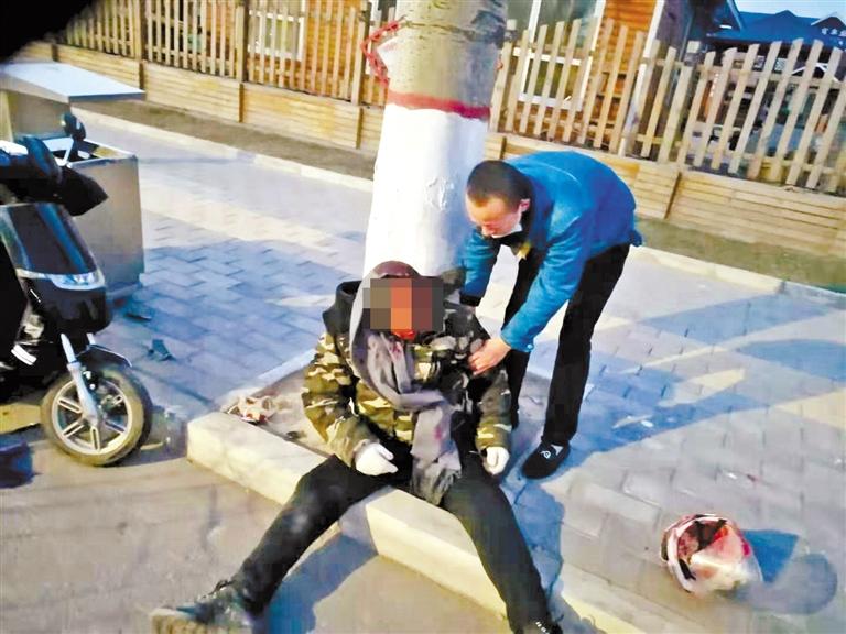 蘭州：騎摩托車男子清晨撞傷 熱心“的哥”全力救助！