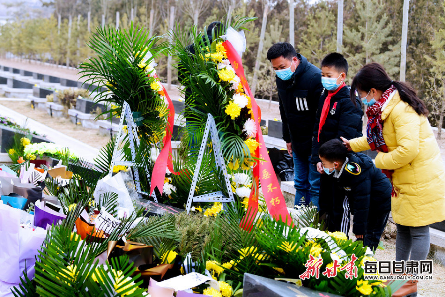 委托快遞、自發(fā)前往，社會各界在陳紅軍烈士墓前獻(xiàn)花致敬