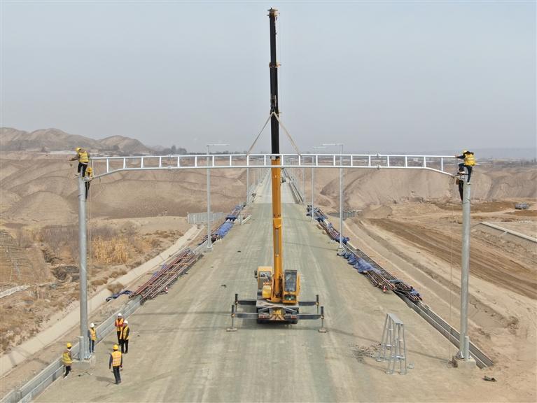 新建中蘭客專（甘肅段） 首組接觸網(wǎng)硬橫梁成功架設