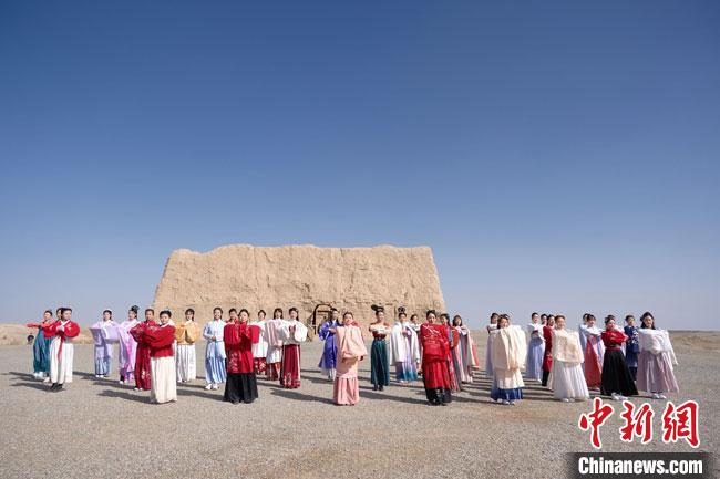 數(shù)十位身著古裝的女性通過體驗(yàn)賞漢舞、習(xí)漢禮、吟誦詩詞等中華傳統(tǒng)文化，再現(xiàn)古絲綢之路的繁華盛景?！∏窳?攝