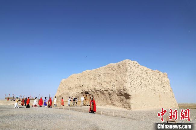 數(shù)十位身著古裝的女性通過體驗(yàn)賞漢舞、習(xí)漢禮、吟誦詩詞等中華傳統(tǒng)文化，再現(xiàn)古絲綢之路的繁華盛景。　王菁 攝