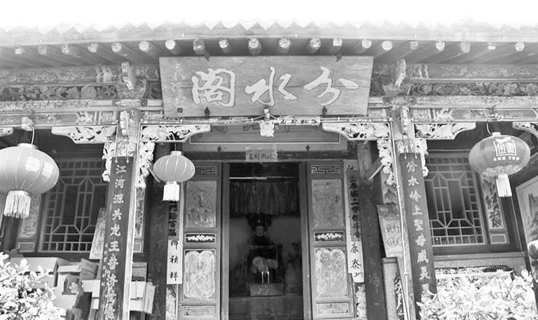 秦嶺鎮(zhèn)分水閣，一屋檐水分江河 這里可看水系奇觀，可賞連翹花海