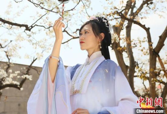 圖為蘭州青年身穿漢服在百年梨園賞景。　高展 攝