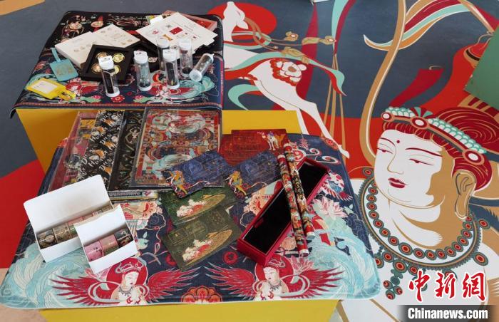60余類敦煌主題的文創(chuàng)產(chǎn)品讓人愛(ài)不釋手?！《∷?攝