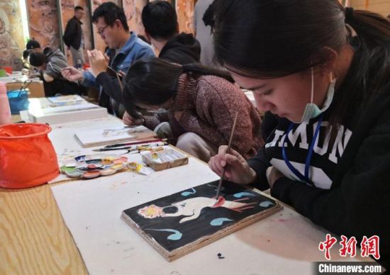 2020年10月，臺灣大學(xué)生在敦煌“莫高學(xué)堂”體驗?zāi)嗯弋嬍肿髡n。　丁思 攝