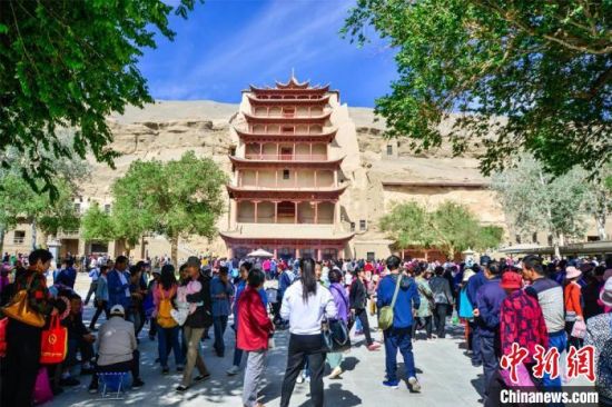 中國農歷四月初八，敦煌民眾傳承歷史習俗，前往莫高窟燒香禮佛、祈福。(資料圖) 王斌銀 攝