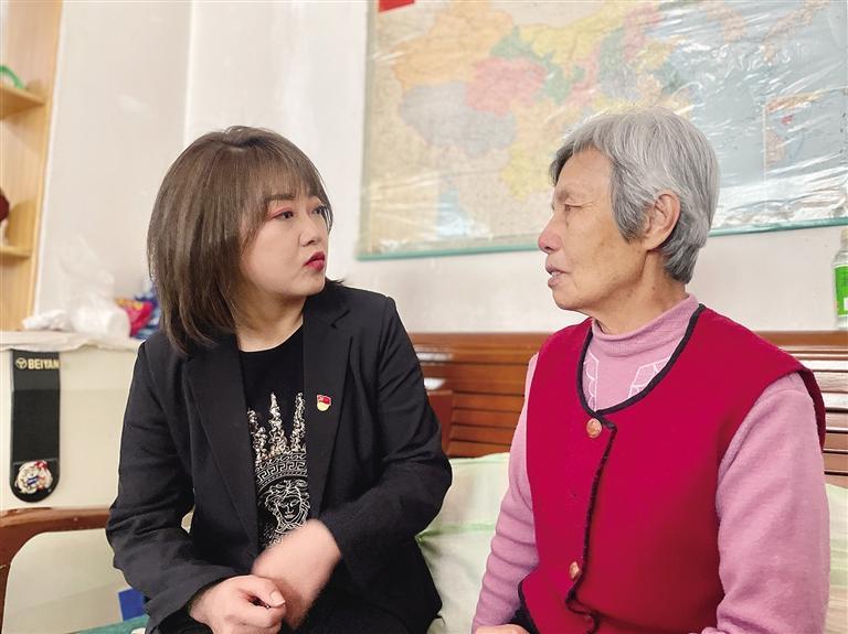 敦煌路街道任家莊街東社區(qū)黨委書記、居委會主任譚莉：我們必須成為老百姓堅強的后盾