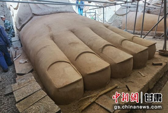 圖為中國“石窟鼻祖”天梯山石窟第13窟大佛足部與局部危巖體搶救性保護(hù)項(xiàng)目施工現(xiàn)場。陳曉斌 攝