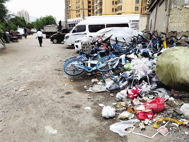 百米土路臟亂差，誰(shuí)來(lái)管？經(jīng)記者協(xié)調(diào)，社區(qū)組織志愿者進(jìn)行了清理