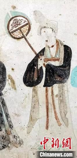 “一把小扇在手，笑對(duì)仲夏酷暑?！眻D為莫高窟第468窟《執(zhí)團(tuán)扇女供養(yǎng)人》(中唐)。　敦煌研究院供圖