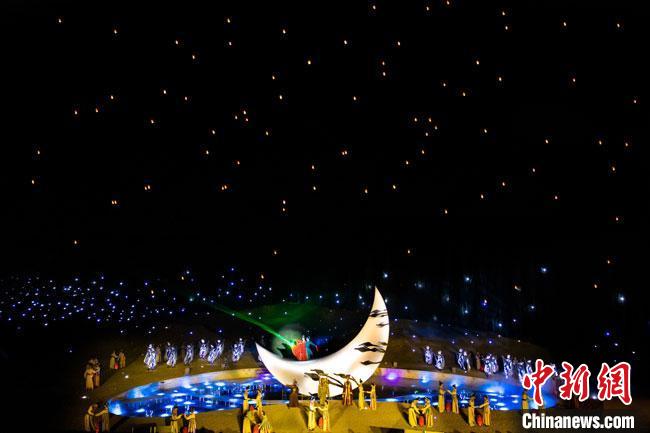 圖為大型沙漠實(shí)景演出《敦煌盛典》演出劇照。(資料圖) 敦煌市委宣傳部供圖