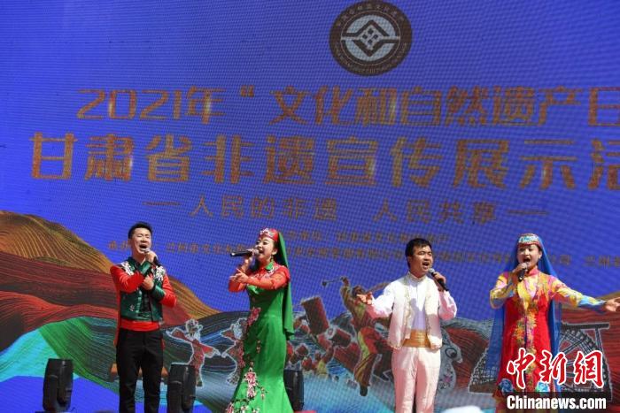 圖為甘肅臨夏回族自治州非遺傳承人演唱花兒。　楊艷敏 攝