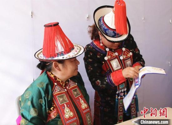 圖為用活態(tài)傳習(xí)的模式促進(jìn)裕固族非物質(zhì)文化遺產(chǎn)的保護(hù)傳承?！∈缝o靜 攝