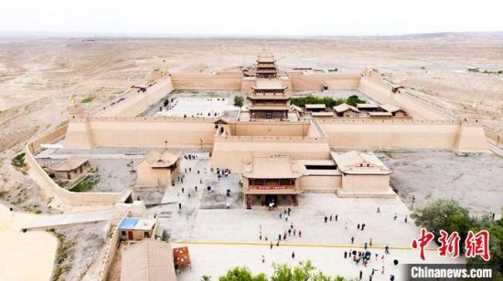 圖為7月中旬，世界文化遺產(chǎn)——嘉峪關(guān)，它是中國明代萬里長城的西端起點(diǎn)?！「哒埂z