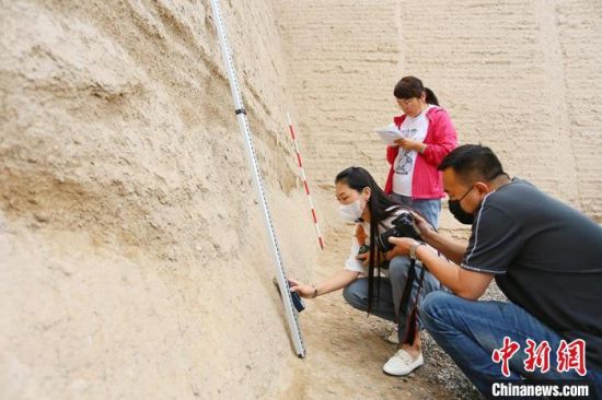 科技保護(hù)讓長城價值的真實(shí)性和完整性得到有效延續(xù)和傳承。圖為文物工作者正在測量關(guān)城的相關(guān)數(shù)據(jù)?！「哒?攝
